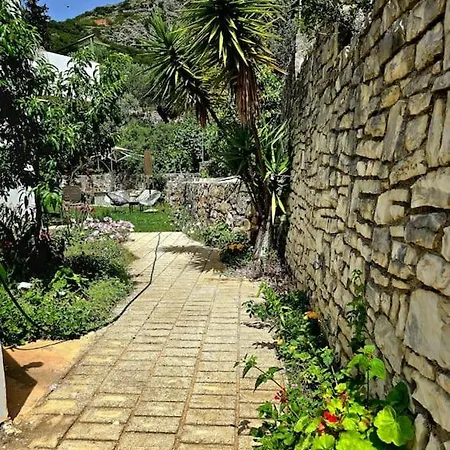 Artik Retreat 3 * Himare